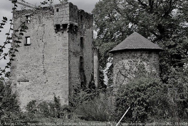 Le Jour ni l’Heure 4435 : ruines du château de Chaméane, XVe s., où séjourna Arthur de Gobineau chez sa maîtresse  la comtesse de La Tour, dans le livradois, Puy-de-Dôme, Auvergne, mardi 3 mai 2022, 13:44:54