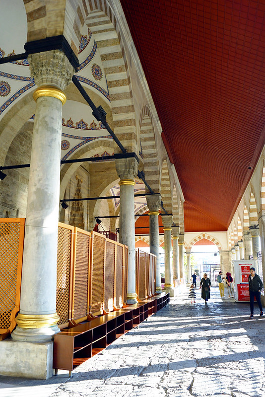 Внутри крыльца мечети Михримах-султан