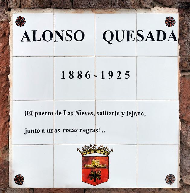 Poema de Alonso Quesada escrito en azulejos del Monumento a los Poetas escultor José de Armas Medina en Puerto de las Nieves Agaete Gran Canaria