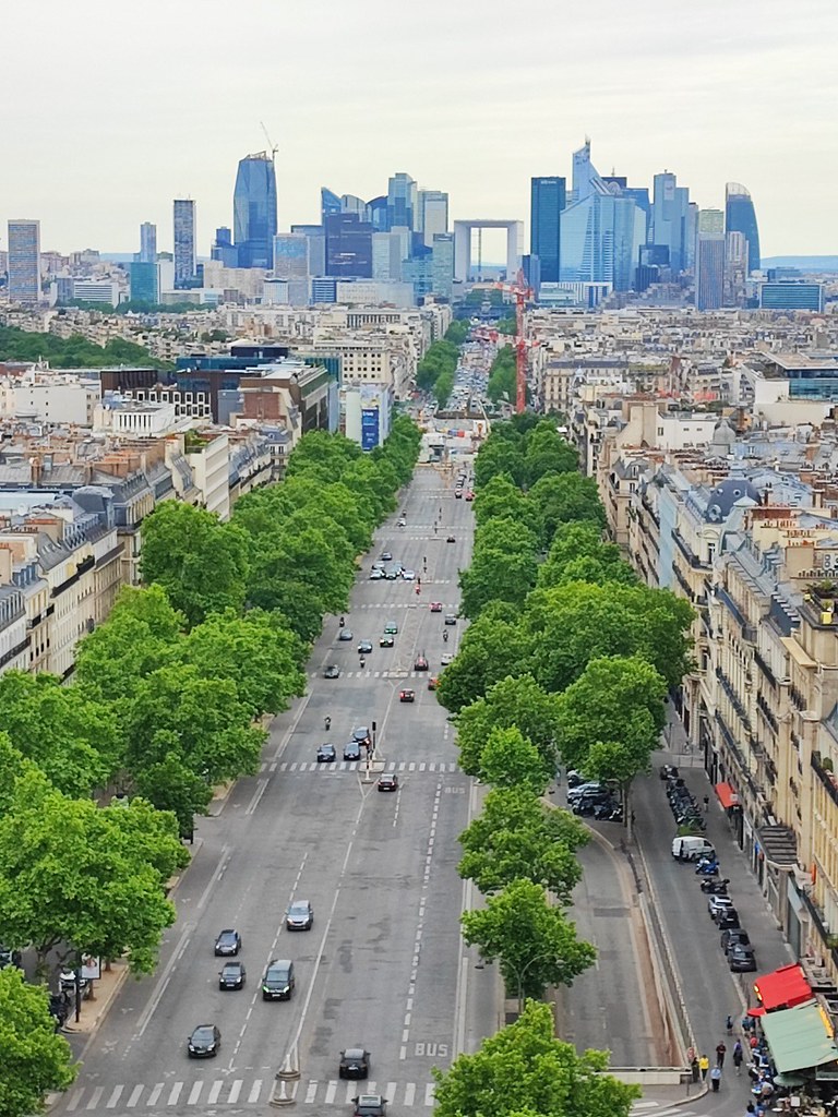 מבט אל רובע העסקים   תמונות על גג שער הניצחון  בשאנז אליזה בפריז  צילומים של פריז  מסלולי טיולים אסף הניגסברג