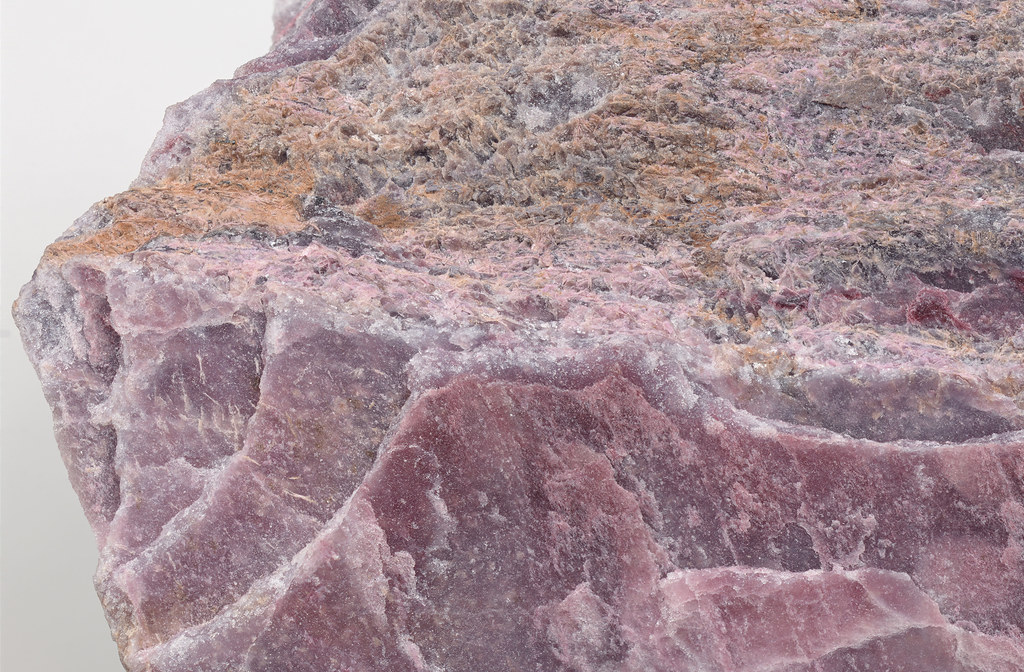 アルミノ杉石＆スワインフォード石 / Aluminosugilite＆Swinefordite