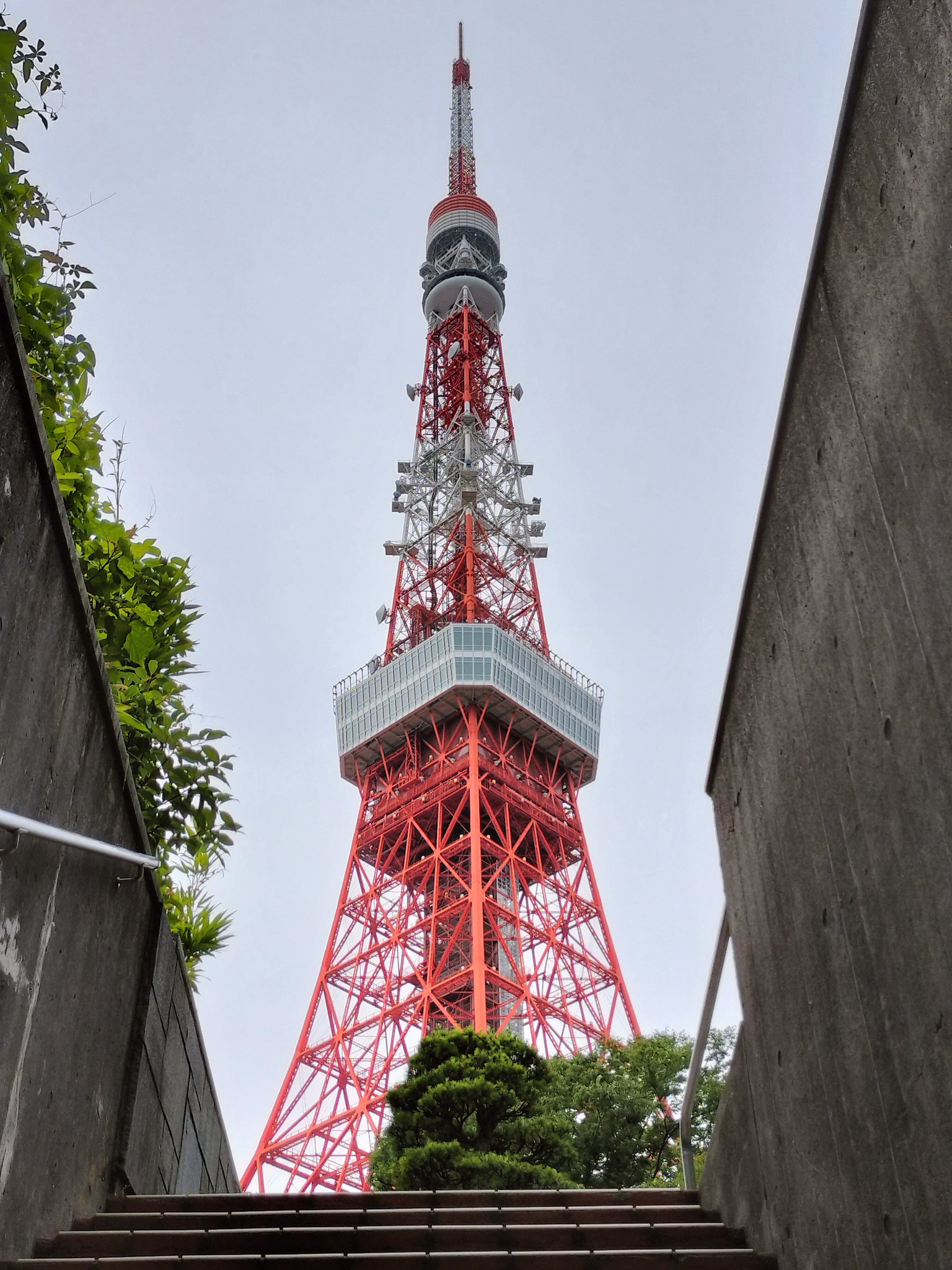 曇り空の東京タワー