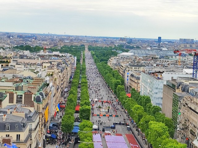 שדרות העצים המרהיבות   תמונות על גג שער הניצחון  בשאנז אליזה בפריז  צילומים של פריז  מסלולי טיולים אסף הניגסברג