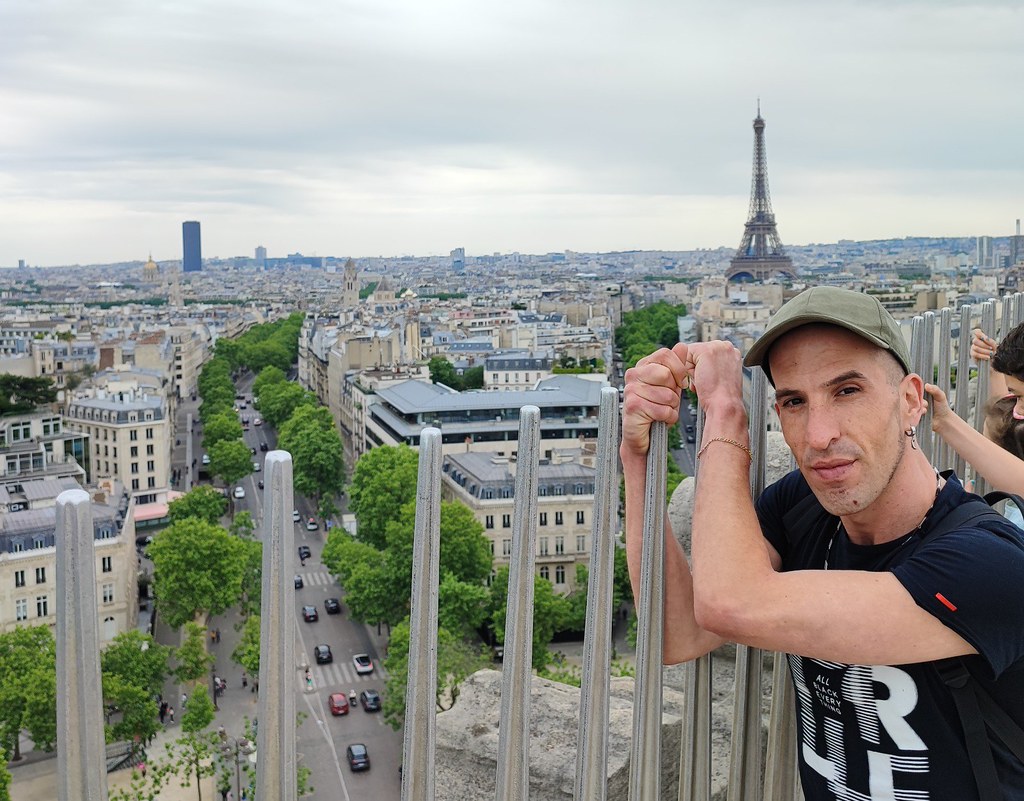 תמונה לעבר מגדל אייפל   תמונות על גג שער הניצחון  בשאנז אליזה בפריז  צילומים של פריז  מסלולי טיולים אסף הניגסברג
