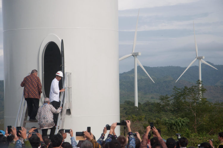 印尼總統佐科威為南蘇拉威西省的Sidrap風力發電場揭幕。儘管加快該國能源轉型的表態和目標越來越多，但國外資金仍在繼續流向化石能源計畫。圖片來源：Yermia Riezky Santiago／Alamy