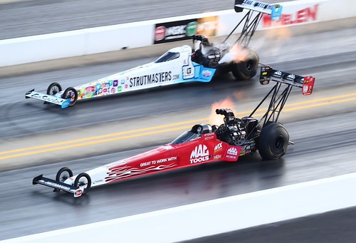 OS FOGUETES SOBRE RODAS DA TOP FUEL