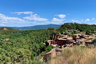 Blick vom Castrum Roussillon auf das Dorf und zum Mourre Nègre im Luberon