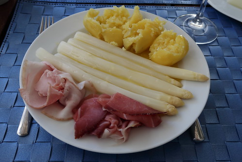 Spargel klassisch mit Butter, Salzkartoffeln und zweierlei Schinken (mein erster Teller)