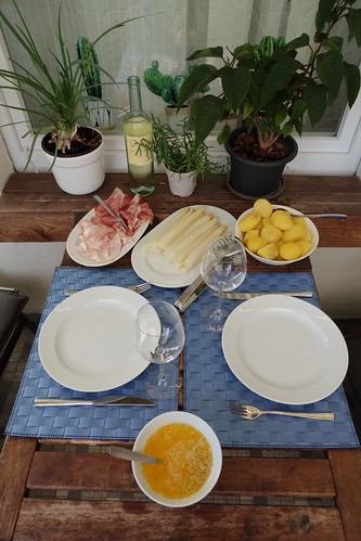 Spargel klassisch mit Butter, Salzkartoffeln und zweierlei Schinken (Tischbild)
