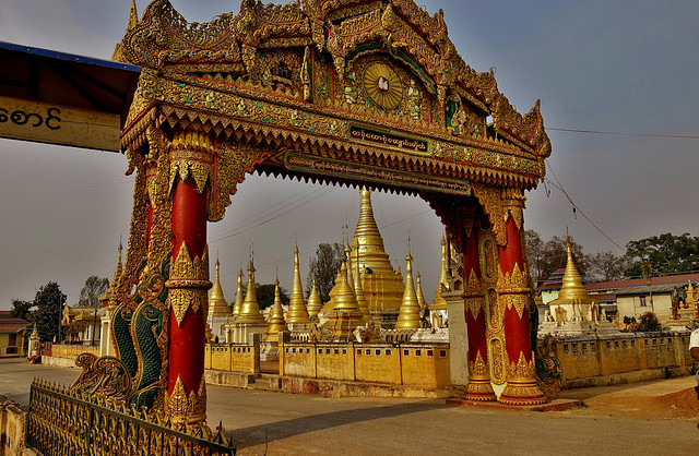 MYANMAR, Burma -in  Pindaya am Botoloke-See, Prächtiges Portal zur heiligen Stätte,  (explore) 78918/20818