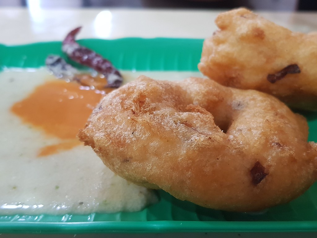 印度黃豆餅 Vadai rm$1/pc & 印度拉茶 Teh Tarik rm$1.80 @ AYC Curry House USJ4