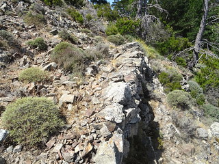 Chemin des crêtes de Luviu : vestiges de l'ancien chemin avant le col 1105m