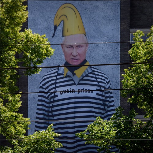 put in Prison... by schau_ma_da, ...als Kunst...total Banane?

<a href="http://www.flickr.com/search/?text=dzsmd955&view_all=1"> 