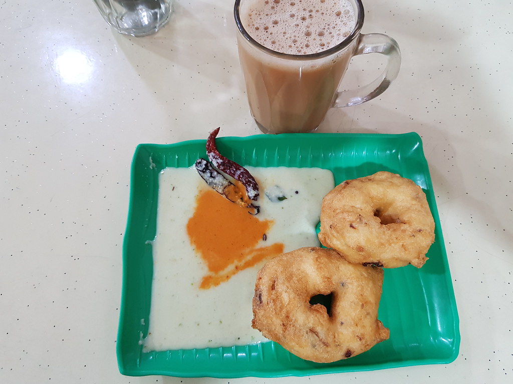 印度黃豆餅 Vadai rm$1/pc & 印度拉茶 Teh Tarik rm$1.80 @ AYC Curry House USJ4