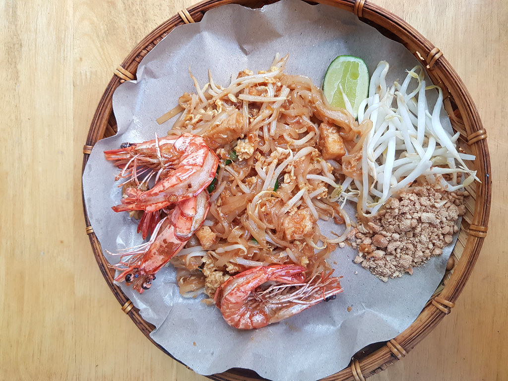 炒泰式大蝦炒粿條 Stir Fried Thai Kuey Teow with Prawn rm$10.50 @ Moo-Ka-Ta Krua Thai BBQ Steamboat Restaurant SS15
