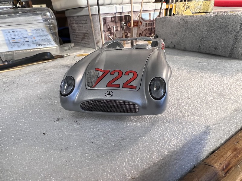 [REVELL] MERCEDES BENZ 300 SLR Mille milles 1955 numéro 722  pilotée par Sir Stirling MOSS Réf 7204 - Page 10 52173918438_241db0297c_c