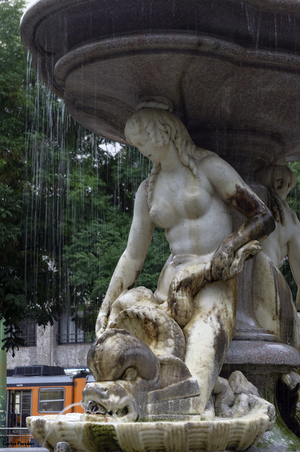 Fuente plaza de la Libertad en Milan