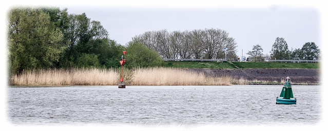 Crib beacon (crib itself is submerged) and channel marker.