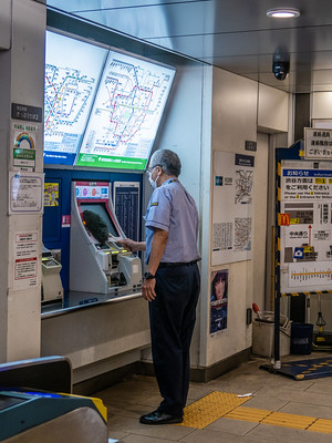 Nihon_arekore_02680_Cleaning_2_ticket_machines_100_cl