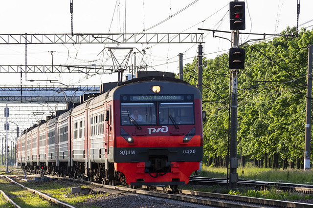 Say Hi to the southbound ED4M (ЭД4М-0420) commuter electric trainset arriving on a station