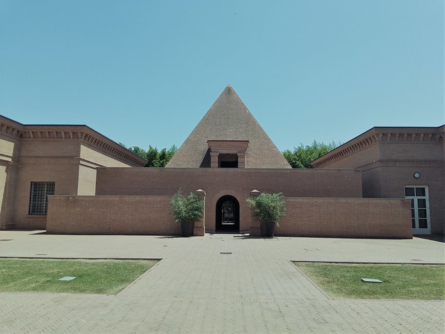 La Piramide al Centro del Labirinto
