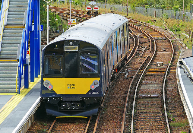 RD22274.  484 002 departing from St John's Rd.