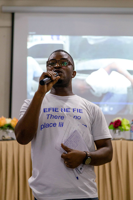 Collins Yeboah, Community Outreach Assistant at IOM Ghana, showing footage of irregular migrants caught in a cramped shared taxi. Mercy Senior High School in Accra, Ghana.