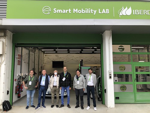 Visita de AUVE Bizkaia al Laboratorio de Iberdrola Smart Mobility de Larraskitu en Bilbao