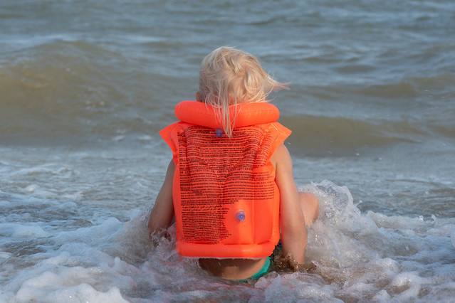 Un chaleco salvavidas para niños es un dispositivo de flotación que proporciona flotabilidad a los niños. Fuente somemeans 167401884 123rf