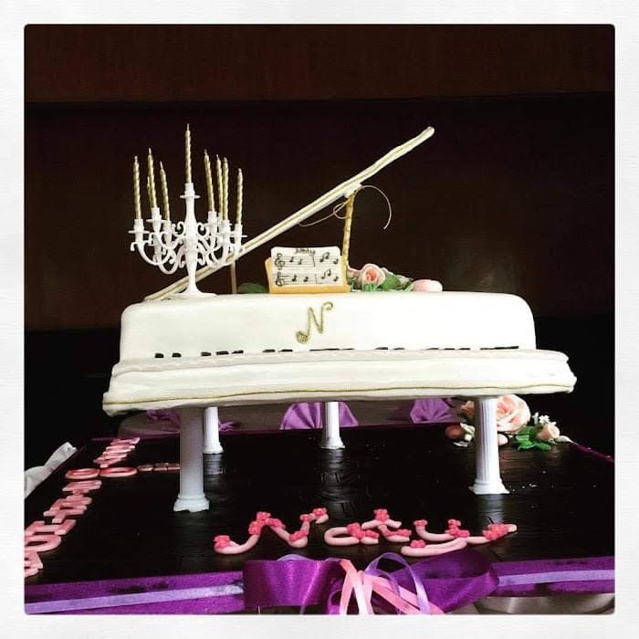 Grand Piano Cake by Li’l Cakes and More