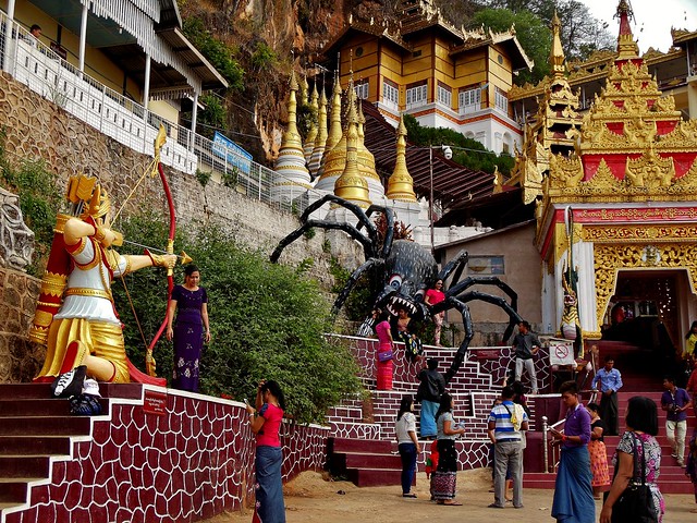 MYANMAR, Burma -in und an den Pindaya - Höhle (mit 1000en von Buddha-Statuen), kitschiger Eingang,  78931/20831