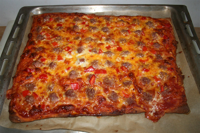 Pizza salsiccia y paprica - Finished baking / Fertig gebacken