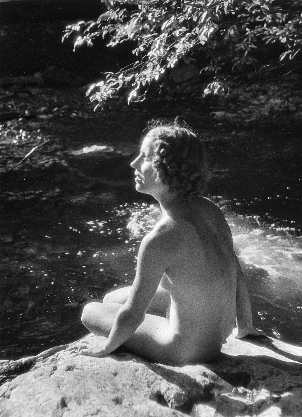 Lala Aufsberg :: Nude studies. A nude young woman sitting by a mountain stream, 1939. | Deutsche Fotothek