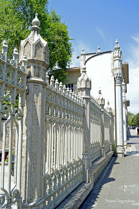 Ограда двора мечети Пертевниял Валиде-султан
