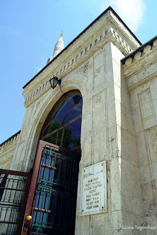 Главный вход в мечеть Пертевниял Валиде-султан