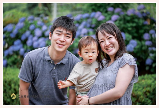 あじさいをバックに家族写真のロケーション撮影　愛知県名古屋市