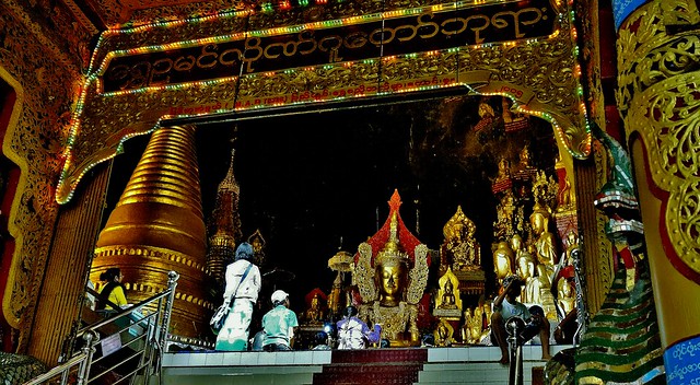 MYANMAR, Burma -in und an den Pindaya - Höhle (mit ca 8000 Buddha-Statuen), Eingangsbereich , 78938/20838