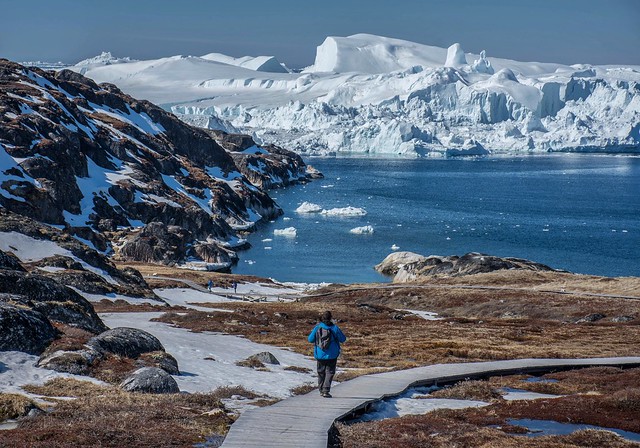 Sele caminando al Fiordo helado de Ilulissat en el sendero a Sermermiut (Oeste de Groenlandia)