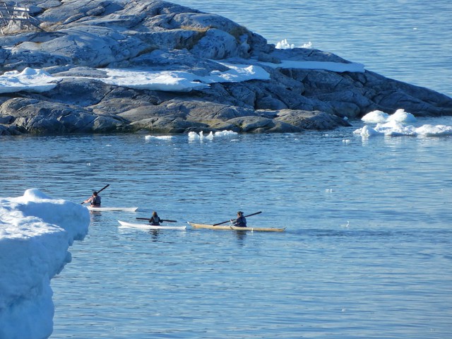 Kayak en la Bahía de Disko (Groenlandia)