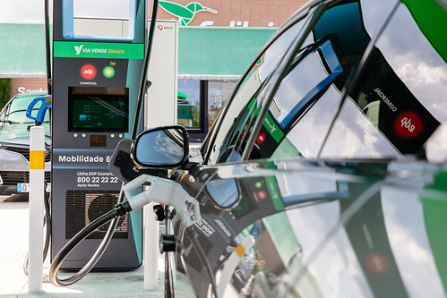 Porque é que Portugal se opõe à lei dos elétricos na Europa até 2035?