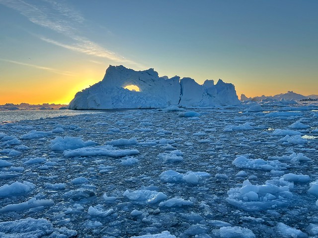 Navegación entre icebergs bajo el sol de medianoche (Ilulissat, oeste de Groenlandia)
