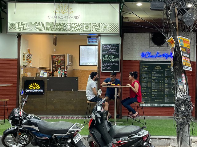 City Hangout - Sidewalk Cafés, Lado Sarai
