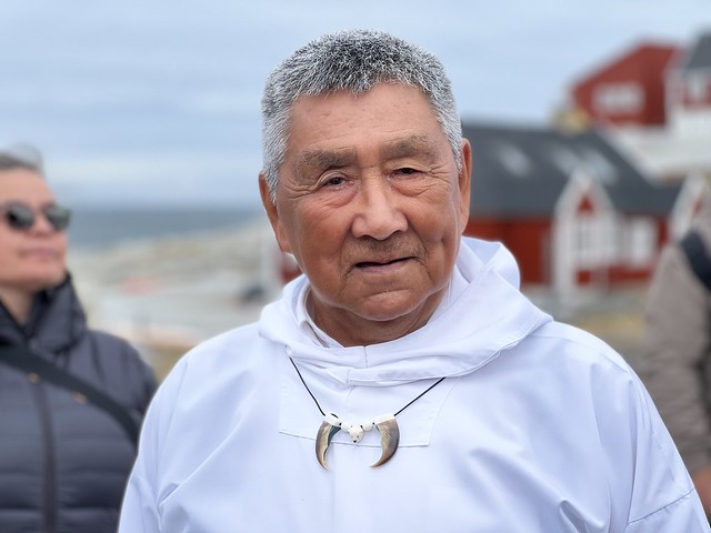 Hombre inuit con colgante de garras de oso polar (Ilulissat, Groenlandia occidental)