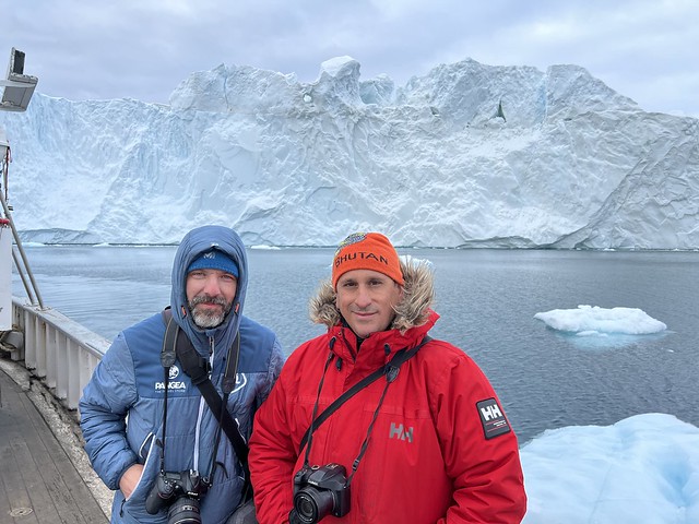 Sele y Roberto en Groenlandia navegando entre grandes icebergs