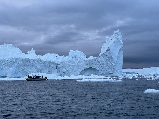 Navegando entre icebergs en el fiordo helado de Ilulissat (Bahía de Disko, oeste de Groenlandia)
