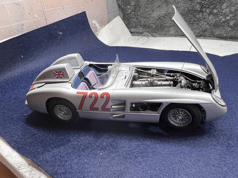 [REVELL] MERCEDES BENZ 300 SLR Mille milles 1955 numéro 722  pilotée par Sir Stirling MOSS Réf 7204 - Page 10 52186713363_d871380c28_c