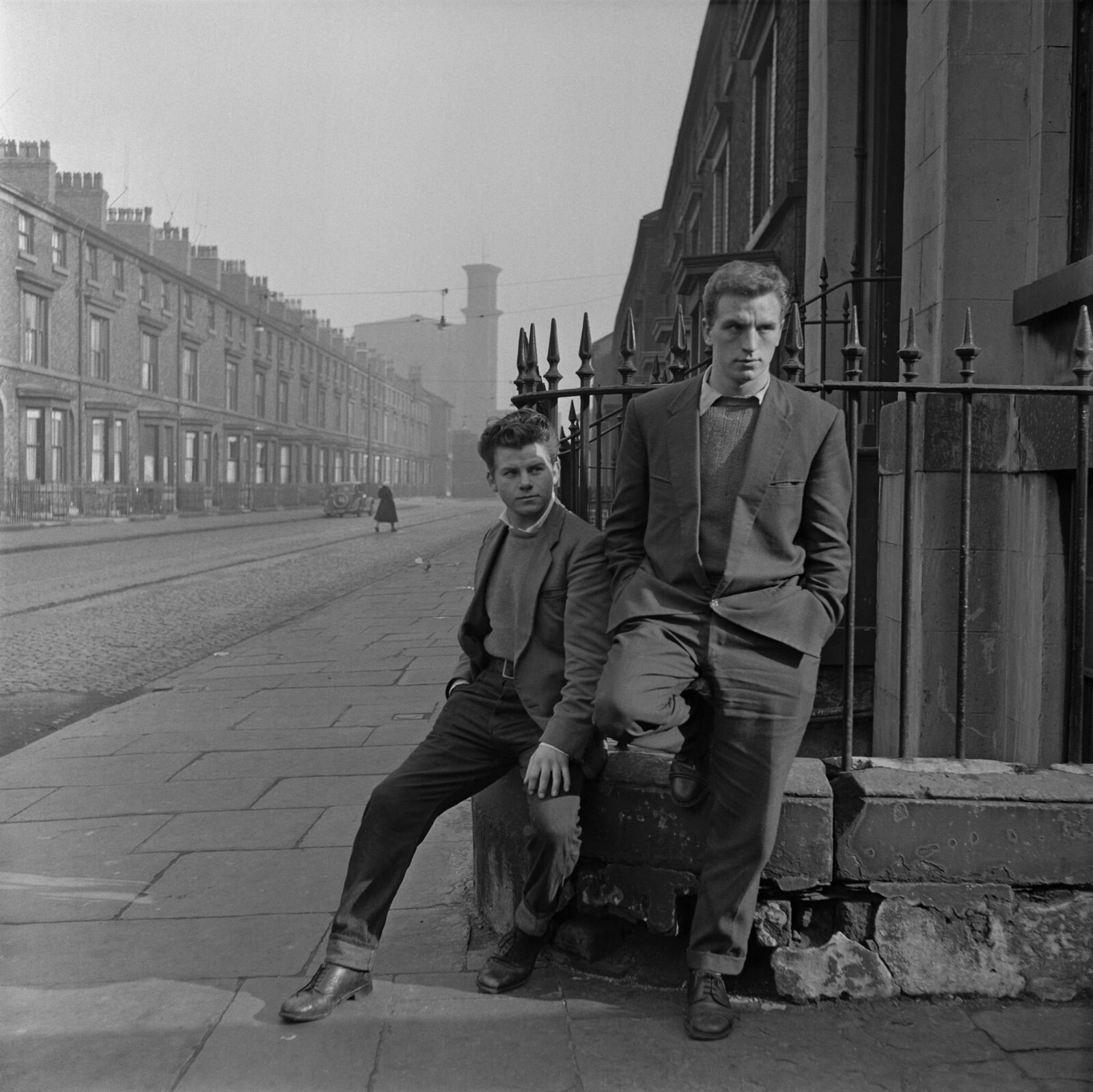 23. Безработные подростки на углу улицы, Ливерпуль, 4 марта