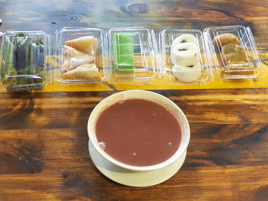 黑糯米糖水 Bubur Pulut Hitam (Black glutinous rice dessert soup) rm$6 @ KUEH Cafe SS18