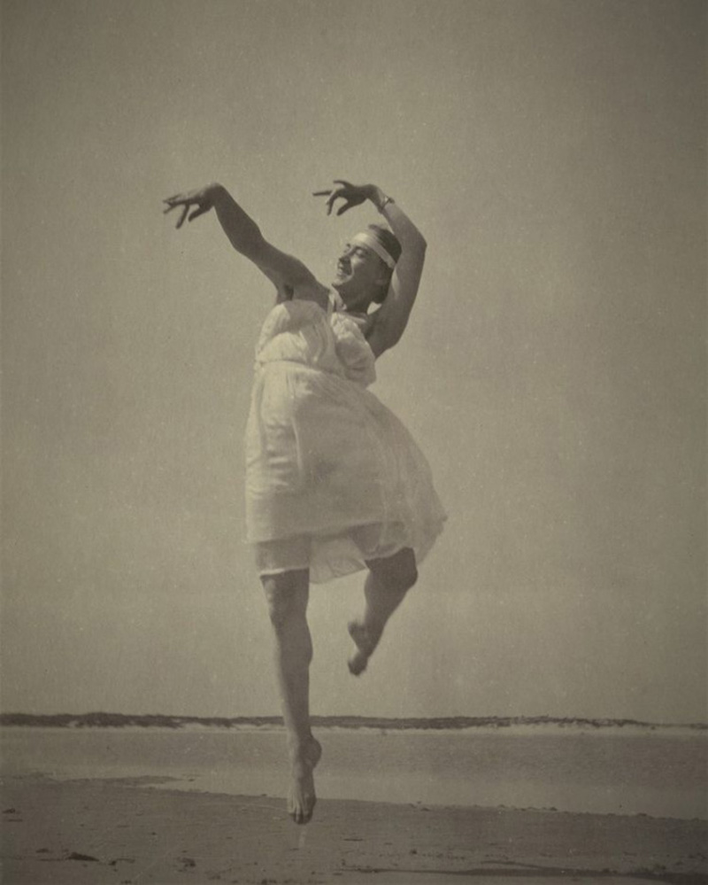 Jenny Hasselqvist on the beach in England, 1919. | Jenny Hasselquist på stranden i England, 1919 | src Dansmuseet on IG