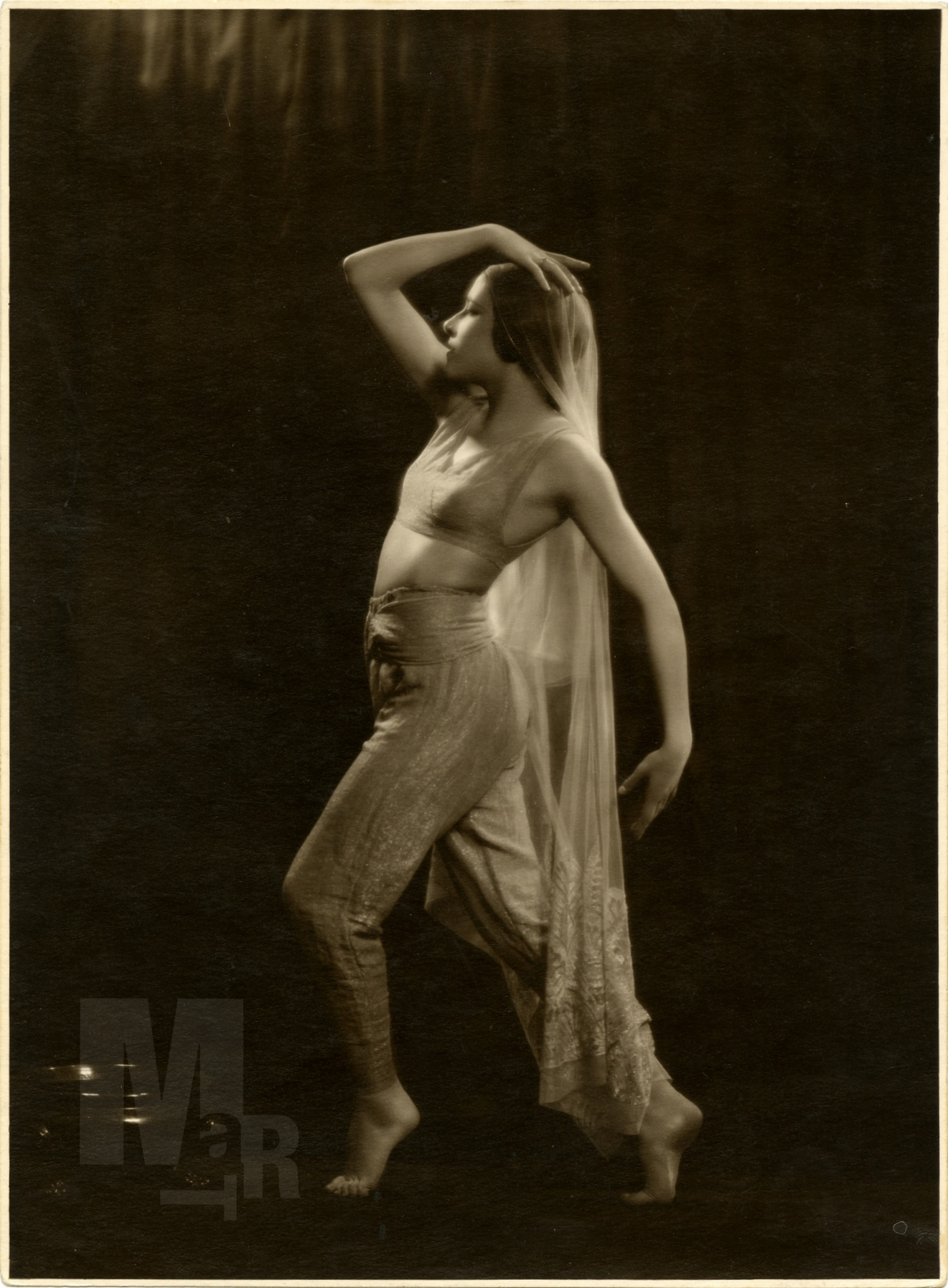 Giannina Censi in costume in "Le danze della jungla" di Mauro Camuzzi. Fotografie, 1930. 